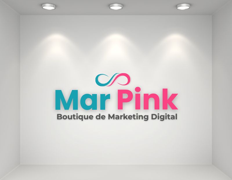 Mar Pink Boutique de Marketing Digital — logotipo en pared blanca con iluminación profesional